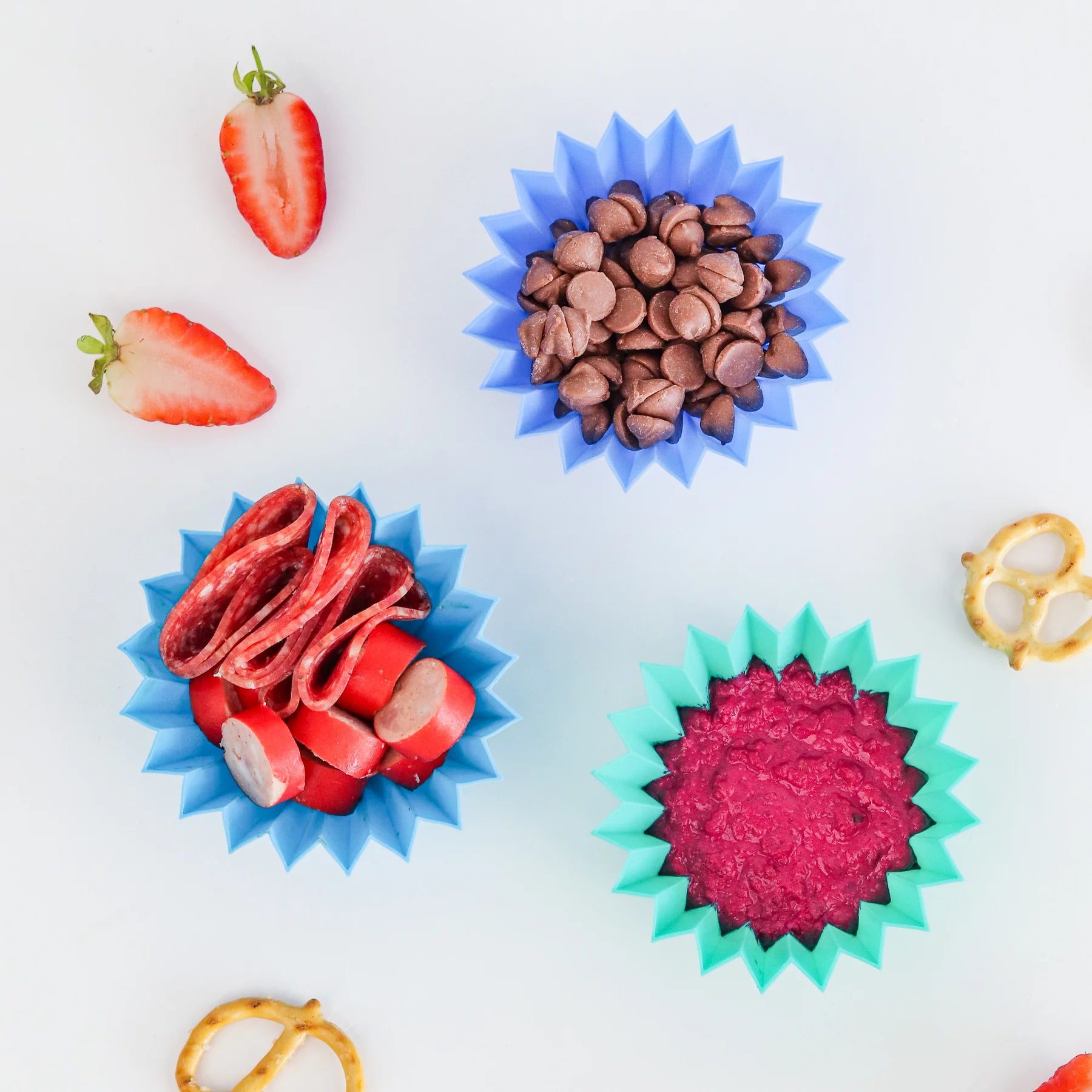 Reusable silicone lunchbox cups for separating snacks